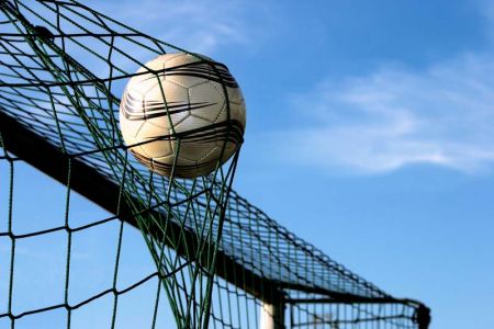 Ball im Tor bei den Bezirksmeisterschaften im Fussball (Foto: v.thoermer / Fotolia)